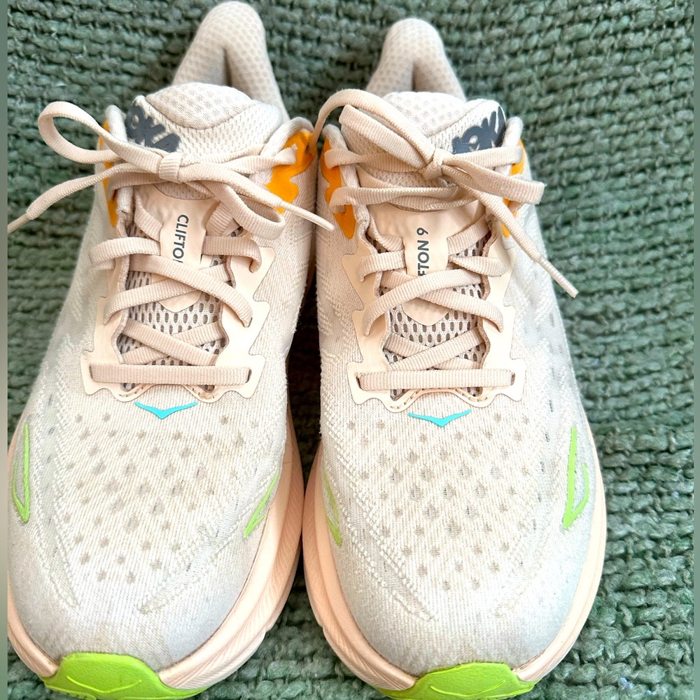 Women’s Hoka Clifton 9 size 8B peach colored